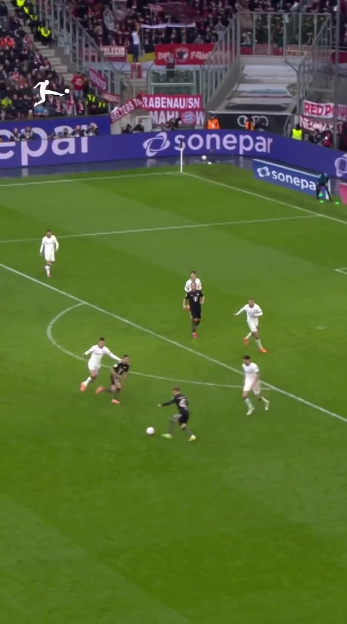 开云体育下载网址-榜样！德甲官方发视频：拜仁新星卡尔护腿板上为梅西晒球衣画面