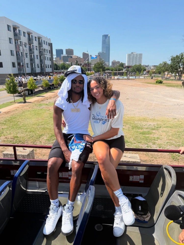 开云体育下载-相聚洛杉矶！卡森谈女友疯三夺冠：看到她实现梦想 真让人高兴